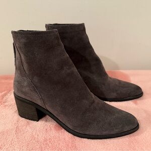 Dolce Vita Women's Cassius gray Suede ankle Booties/size 6